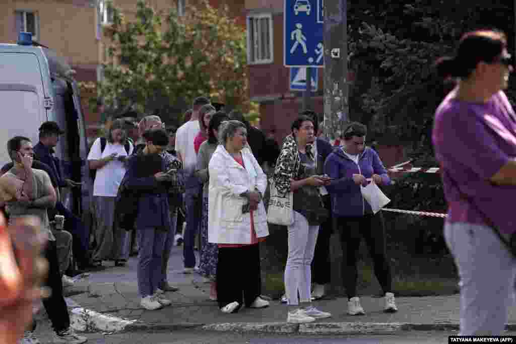 Locuitorii se adună în fața clădirii de apartamente avariate din Ramenskoie în urma atacului cu drone. Ministerul rus al Apărării a raportat că peste 70 de drone au fost doborâte în regiunea Briansk, iar alte zeci au fost interceptate în alte zone. Nu au fost raportate pagube sau victime în aceste regiuni. 