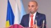 Iulian Pope, prim-vicepreședinte Sanitas România, spune că actul medical nu trebuie condiționat în niciun fel de către lucrătorii din sistemul medical, însă nu există vreun regulament care să interzică acest lucru în spitale. 