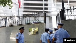Полицајци влегуваат во иранската амбасада во Тирана на 8 септември 2022 година.