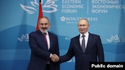 Премьер-министр Армении Никол Пашинян (слева) и президент России Владимир Путин, Владивосток, 7 сентября 2022 г.