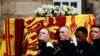Sicriul Reginei Elisabeta a II-a a Marii Britanii, purtat către Palatul Holyroodhouse din Edinburgh, Scoția, Marea Britanie, 11 septembrie 2022. 
