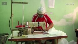 انډونيزيايي مېرمنې د روغتياپالانو لپاره ځانګړو جامو رغولو ته ملا تړلې