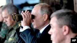 Site-ul este considerat un apropiat al Kremlinului și urmează linia oficială a Moscovei. Imagine generică cu Vladimir Putin de la un exercițiu militar 