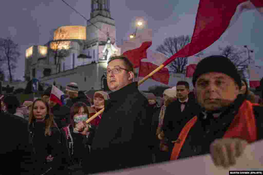 Qytetarët marrin pjesë në demonstrata, në përkrahje të ushtarëve, policëve dhe forcave të Mbrojtjes Territoriale në kufirin mes Polonisë e Bjellorusisë. Dhjetëra persona valëvisnin flamurin kombëtar polak. &nbsp;&nbsp; &nbsp;