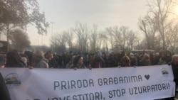 U Novom Sadu okupljen veliki broj ljudi 4. decembar 2021.