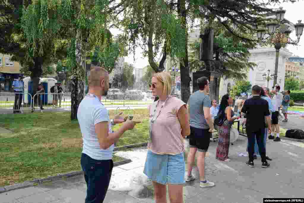 Што значи мотото – ја прашавме Ирена Цветковиќ од невладината организација „Маргини“. Таа одговори „Непослушни бидејќи не сакаме да бидеме послушници во систем кој дискриминира одредена група на луѓе, додека спектакуларноста е историски врзана со ЛГБТИ заедницата“. 