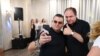 Ion Ceban făcând selfie cu un fan în timpul unui concert pentru diaspora din Europa.