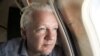 Osnivač WikiLeaksa Julian Assange silazi sa leta iz Londona po dolasku u Bangkok na presjedanje na međunarodnom aerodromu Don Mueang u glavnom gradu Tajlanda, 25. juni 2024.
