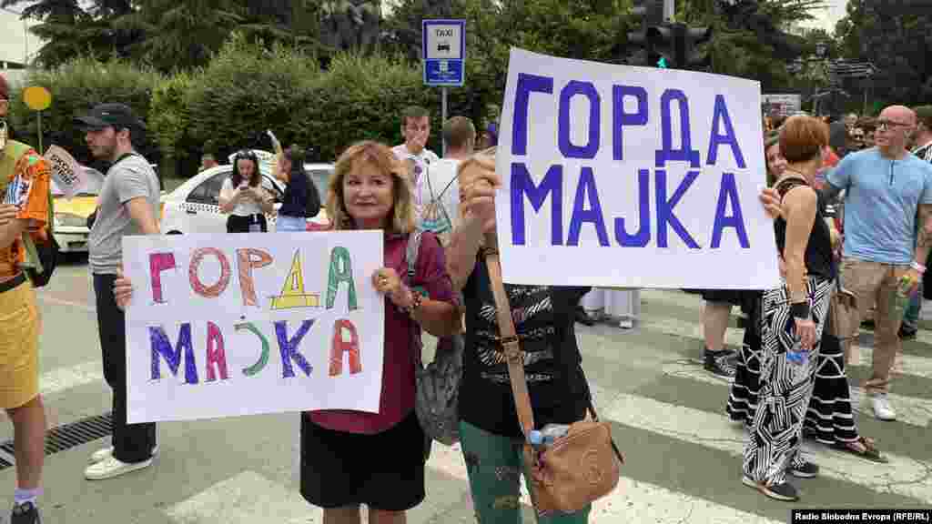"Ponosna majka", nosile su natpis neke od učesnica šetnje.