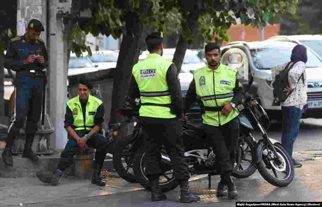 Policajci na ulici u Teheranu 16. jula. Odsustvo policije za moral na ulicama tokom i nakon masovnih protesta, kao i nejasna izjava jednog iranskog zvaničnika, doveli su do neistinitih izvještaja u medijima Zapada kako je ova jedinica raspuštena.