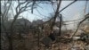 Echipele de intervenție lucrează la locul unui atac cu rachete rusești la Hmelnîțkîi, vestul Ucrainei, pe 21 martie. Autoritățile locale&nbsp;&nbsp;<strong><a href="https://d21kqsg9cwymol.cloudfront.net/a/news-khmelnytskyi-zahybla-poraneni/32872589.html" target="_blank">au relatat</a></strong>&nbsp; că o persoană a fost ucisă și mai multe rănite.