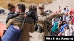 Люди на границе Мексики и США. 