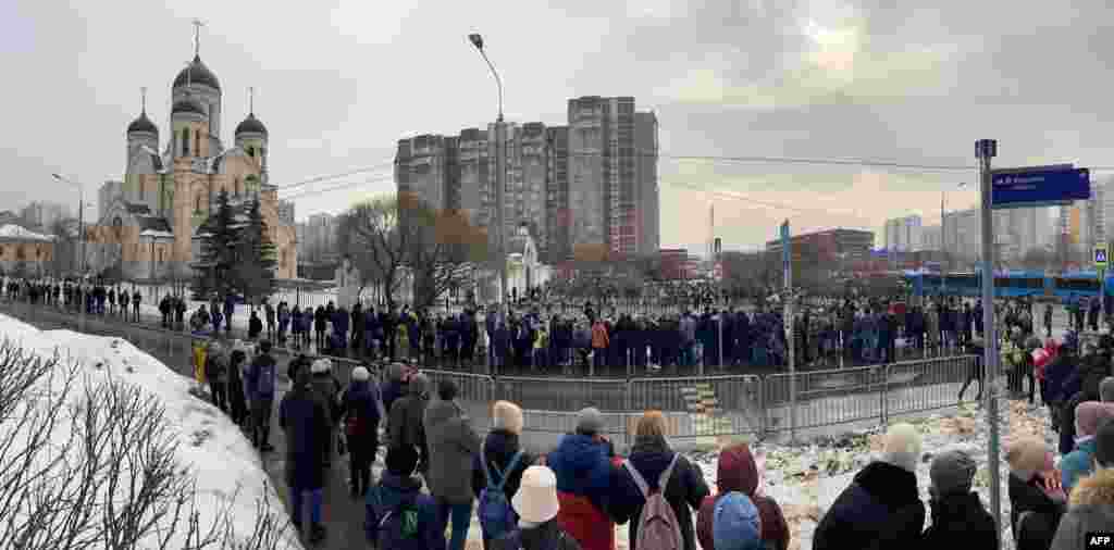 Mii de oameni s-au adunat în fața Bisericii Icoanei Maicii Domnului din Moscova pe 1 martie pentru a-și lua rămas bun de la opozantul rus Alexei Navalnîi, care a murit într-o închisoare arctică în circumstanțe misterioase. 