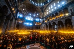 Muslimani na molitvi u Aja Sofiji tokom ramazana, mart 2024.