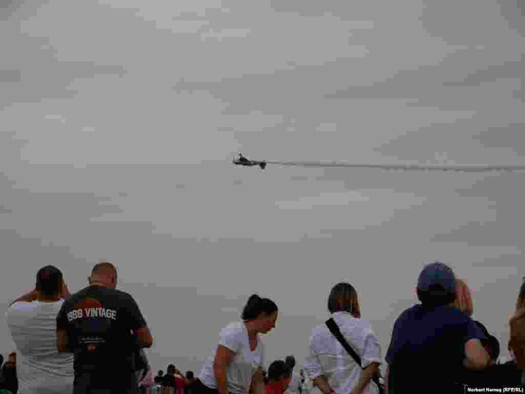 Prezent la BIAS a fost și pilotul lituanian Jurgis Kairys, în vârstă de 72 de ani. În imagine, aeronava pilotată de campionul european zbura invers. 