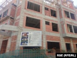 Nedovršena zgrada Univerziteta koji radi u srpskom sistemu, Severna Mitrovica, Kosovo