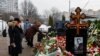 Граѓаните положија цвеќе на гробот на Алексеј Навални, еден ден откако беше погребан на гробиштата Борисовско во Москва, 2 март 2024 година.