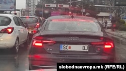 Обврската за регистарски таблици со НМК за возилата произлегува од Преспанскиот договор што Северна Македонија и Грција го потпишаа во јуни 2018 година.