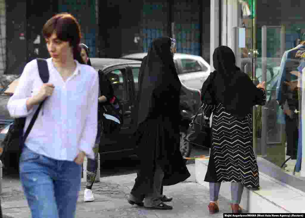 Iranke hodaju ulicom u Teheranu. Ubrzo nakon najave 16. jula da će se policija za moral vratiti na ulice, sukobi su izbili u gradu na sjeveru zemlje Raštu - nakon što su službenici pokušali privesti tri žene.