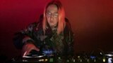 Ilona sau Ceai de lalele pe numele său de scenă, la pupitrul de mixaj.