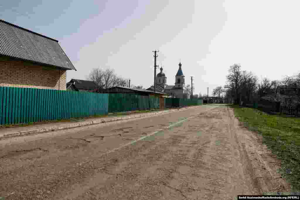 Imaginea 1: Un soldat ucrainean care a luptat pentru a recuceri Lukianivka și satul din apropiere, Rudnițki, se plimbă pe ulițele celui din urmă - martie 2022. Imaginea 2: Aceeași locație, văzută în martie 2024.