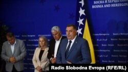 Potezi entiteta RS da protivustavno preuzme kontrolu nad državnom imovinom i prijetnje predsjednika Republike Srpske Milorada Dodika da će RS odvojiti od BiH povećali su tenzije. Na fotografiji Dodik i lideri HDZ-a i SDP-a, 24. juli 2023.