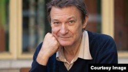 Cu trei volume publicate în perioada comunistă, interzis de cenzură, scriitorul Florin Iaru explică motivele pentru care autorii scriau poezii dedicate zilei de 1 mai: banii sau beneficiile sociale obținute prin intermediul Partidului Comunist Român.