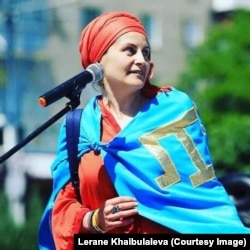 Леране з прапором кримських татар на День Незалежності України в Ірпені