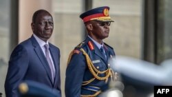 Kenijski predsjednik William Ruto (lijevo) sa šefom kenijskih odbrambenih snaga Francisom Ogollom, 2024. godine.