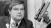 Predsjedavajući Obavještajnog odbora Senata SAD Frank Church, pokazuje pištolj s otrovnom strelicom 17. septembra 1975. tokom istrage Centralne obavještajne agencije na saslušanju u Vašingtonu.agencije.