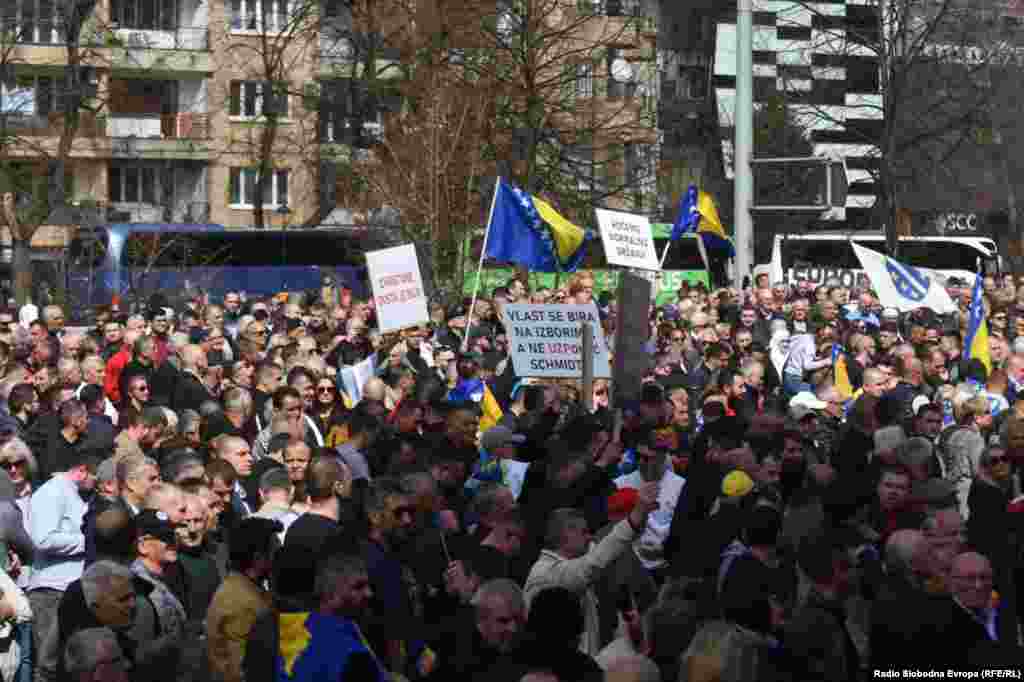 "Vlast se bira na izborima", još je jedna od poruka sa protesta.