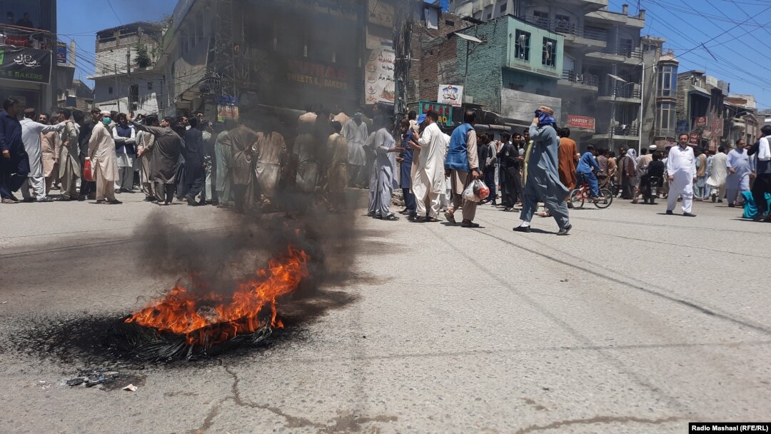پوليس دعوه کوي چې په ملاکنډ کې مظاهرچيانو حکومتي او پوځي تاسیساتو ته اورونه اچولي ول.