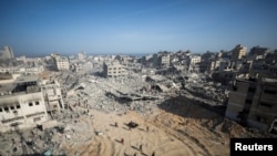 Palestinci utvrđuju štetu nakon povlačenja izraelskih snaga iz bolnice Al Šifa u Gazi, 1. april 2024.