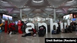 Стамбул әуежайында Латын Америка елдеріне ұша алмай қалған Орталық Азия елдерінің азаматтары мен ресейліктер. 