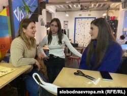 Професорката Ќура со ученичките