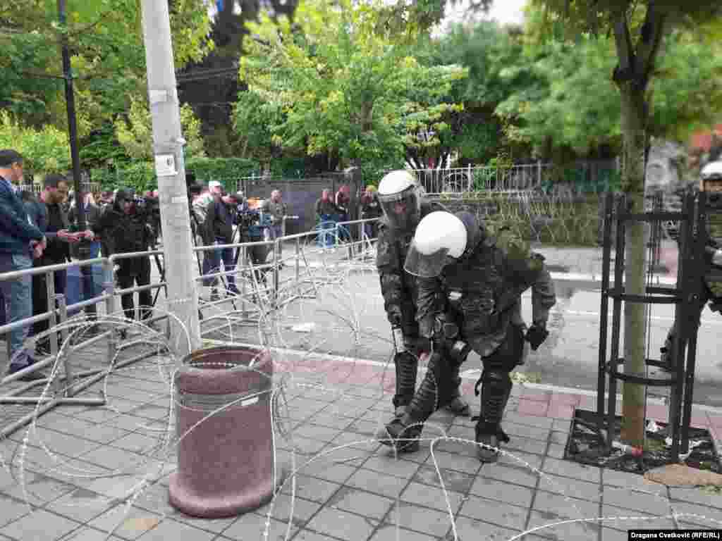 Vojnici Kfora ispred zgrade Opštine trećeg dana protesta Srba u mestu Zvečan, severno Kosovo, 31.maj 2023.