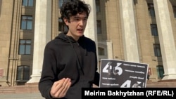 21-летний житель Алматы Ильяс Бейсенбай на одиночном пикете с требованием соблюдения прав шахтеров и нефтяников. На акцию он вышел 4 ноября, через неделю после взрыва в шахте, унесшего жизни 46 горняков в Караганде. Автор: Мейирим Бахытжан, казахская редакция «Азаттыка».
