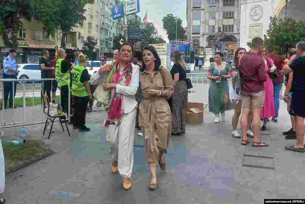Веќе во 18 часот, бројот на присутни во паркот Жена борец видно се зголеми. Објективот на РСЕ ги фати и пратеничките од СДСМ, Јована Тренчевска и Бисера Костадиновска – Стојчевска. 