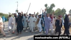 د شمالي وزيرستان کډوال د اکتوبر پر ۱۲مه په بنو کې د احتجاج په مهال شعارونه ورکوي. 