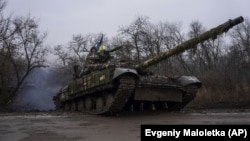 Українські військовослужбовці на танку їдуть на передові позиції біля Бахмуту на Донеччині, 8 березня 2023 року (ілюстрційне фото)