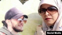 کاملیا سجادیان، مادر محمدحسن ترکمان، در کنار قبر فرزندش که به دست نیروهای امنیتی کشته شد