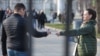 Москвада бул аял орус армиясына кошулууга чакырган баракчаларды таратып жүрөт