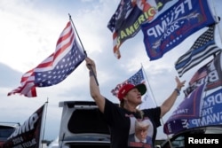 Pristalica drži američku zastavu naopako nakon objave presude u krivičnom suđenju bivšem američkom predsjedniku Donaldu Trumpu zbog optužbi da je falsifikovao poslovnu dokumentaciju, Florida, 30. maj 2024.