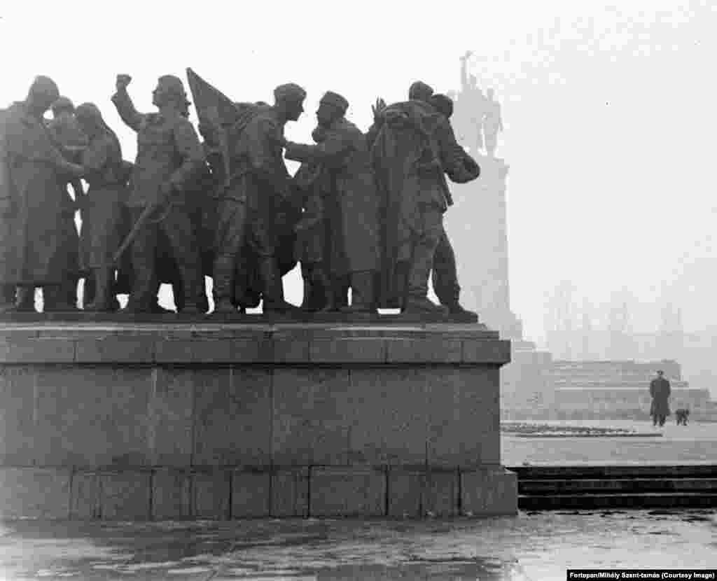 Spomenik Crvenoj armiji snimljen 1959. godine. Memorijalni kompleks postavljen je 1954., desetljeće nakon što je sovjetska vojska ušla u Bugarsku tijekom Drugog svjetskog rata. Odanost balkanske zemlje tijekom tog sukoba mijenjala se od neutralnosti, do saveza sa silama Osovine predvođenim nacistima i sudjelovanja u holokaustu, do konačnog pridruživanja saveznicima do kraja rata.