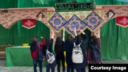 دختران دانشآموز مخالف حجاب اجباری در اصفهان