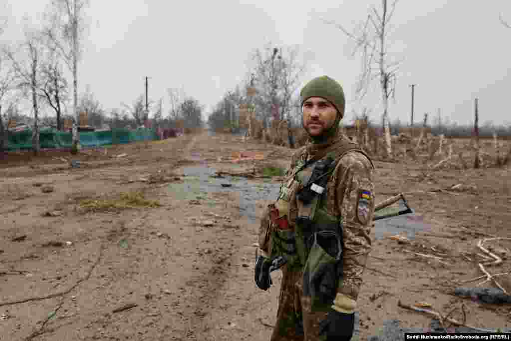 Imaginea 1: Un soldat ucrainean în Teterivske, un sat la nord-vest de Kiev, în martie 2022. Imaginea 2: Aceeași porțiune de drum, în martie 2024. Toate imaginile din martie 2022 cu satul Teterivske din această galerie au fost făcute în timp ce luptele dintre forțele ruse și ucrainene erau în desfășurare, în jurul satului. Imaginile din 2024 au fost făcute la sfârșitul lunii martie.&nbsp; &nbsp;