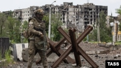 Російський військовий на одній із вулиць Бахмута, фото ілюстративне