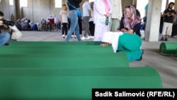 Porodice se opraštaju od žrtava genocida u Srebrenici, Potočari, 9. juli 2023. 