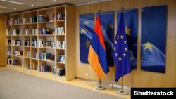 Հայաստանի և Եվրամիության դրոշները, արխիվ