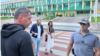 29 სექტემბერი. სუს-ის შენობაში შედიან გამოკითხვაზე დაბარებული პირები. 